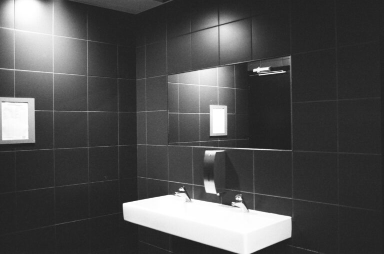 Hoe verlichting en spiegels je badkamer groter laat lijken